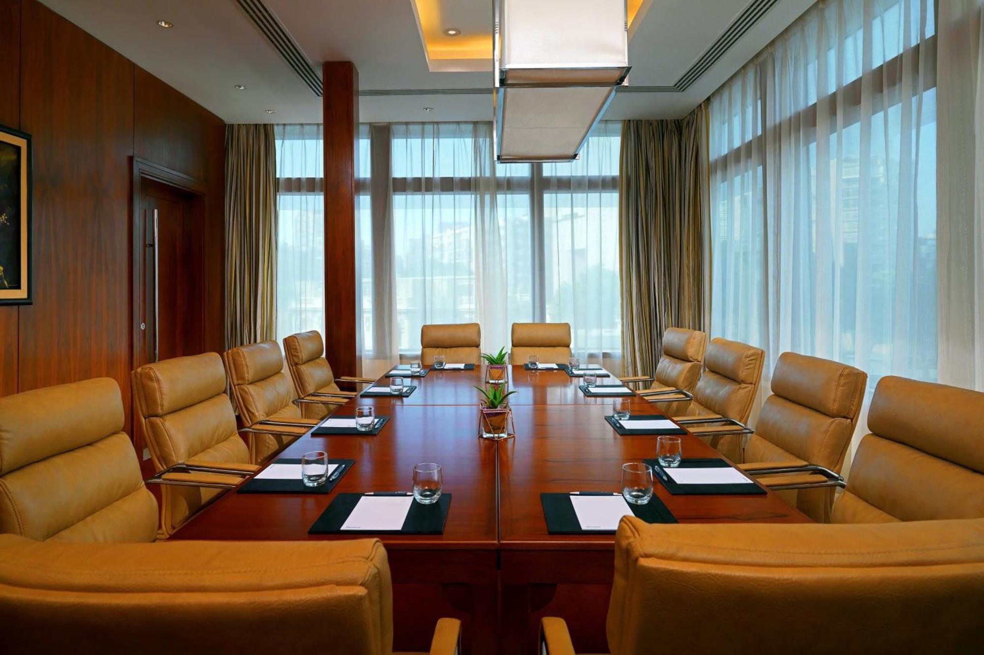 Sheraton Cairo Hotel & Casino Giza Zewnętrze zdjęcie Boardroom at the Ritz-Carlton, DIFC