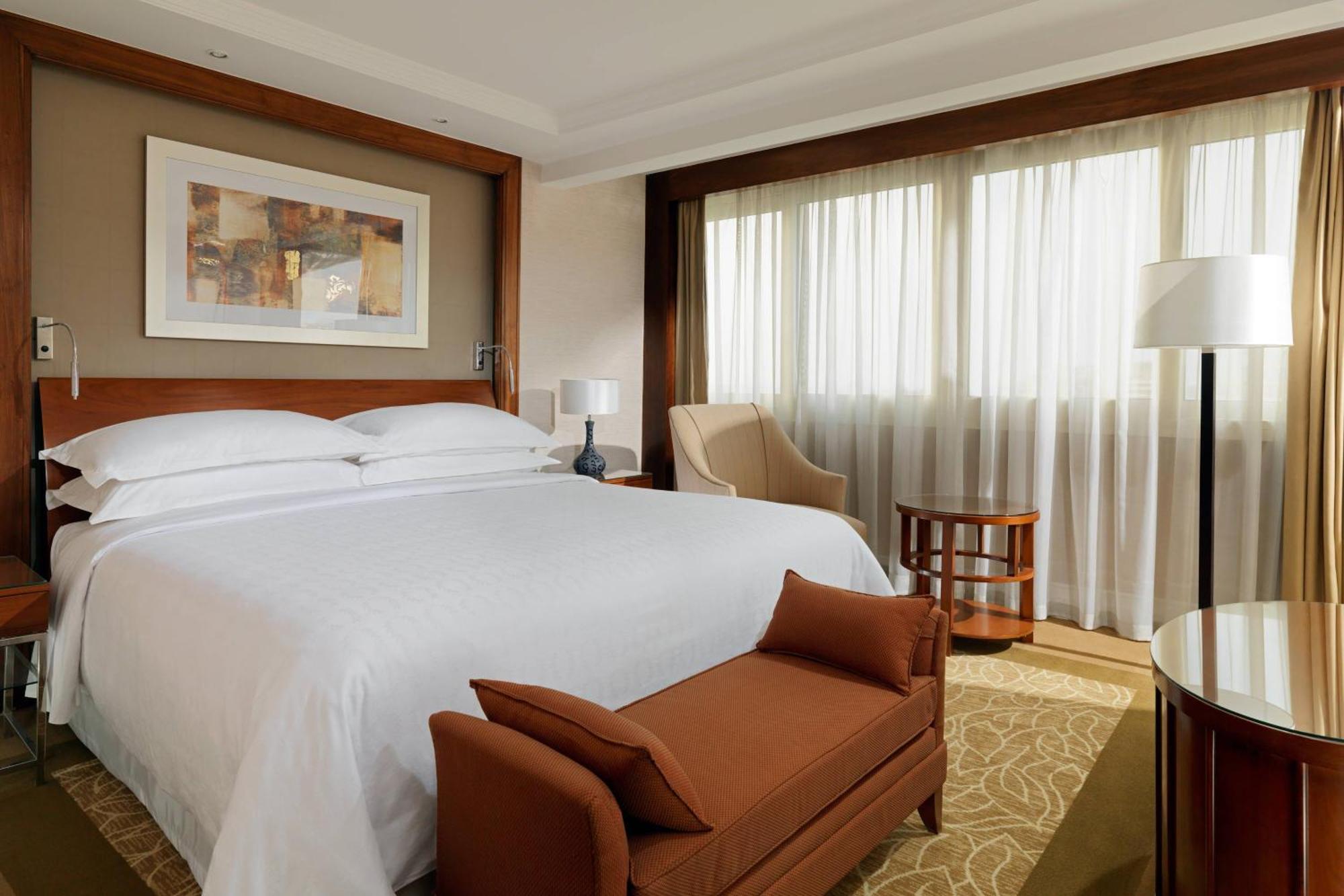 Sheraton Cairo Hotel & Casino Giza Zewnętrze zdjęcie A bedroom at the Sheraton Addis