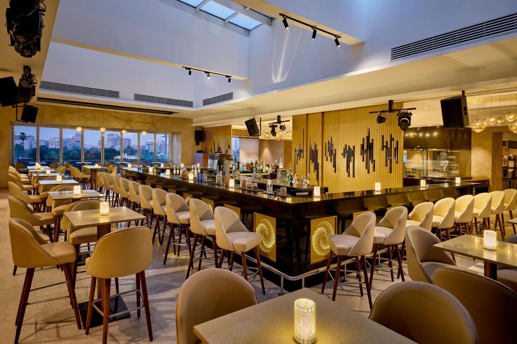 Sheraton Cairo Hotel & Casino Giza Zewnętrze zdjęcie The bar at the 360° Sky Lounge
