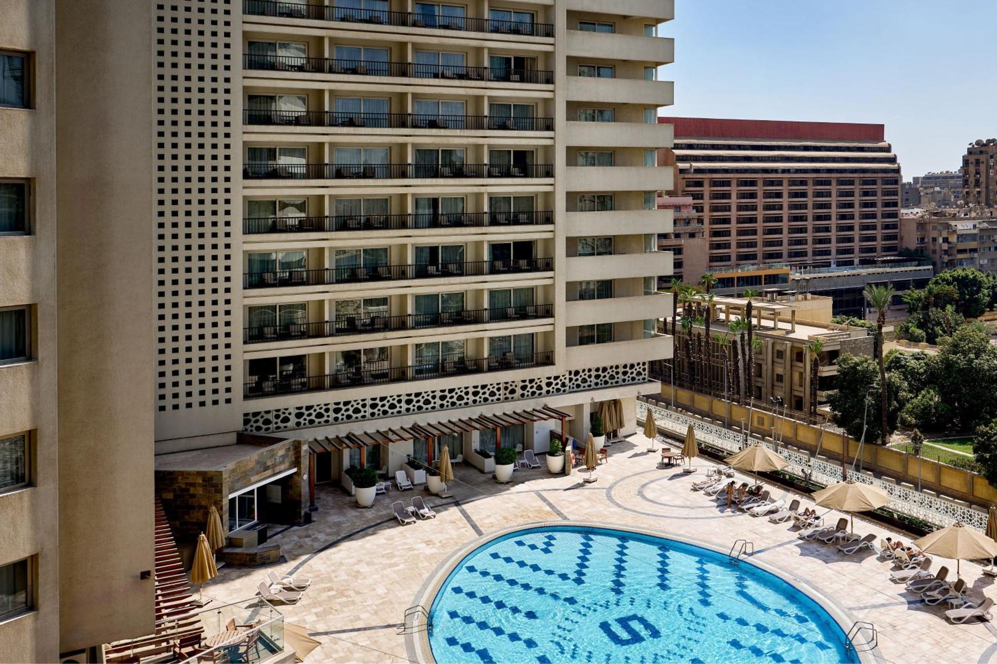 Sheraton Cairo Hotel & Casino Giza Zewnętrze zdjęcie The pool at the Four Seasons Hotel, Cairo